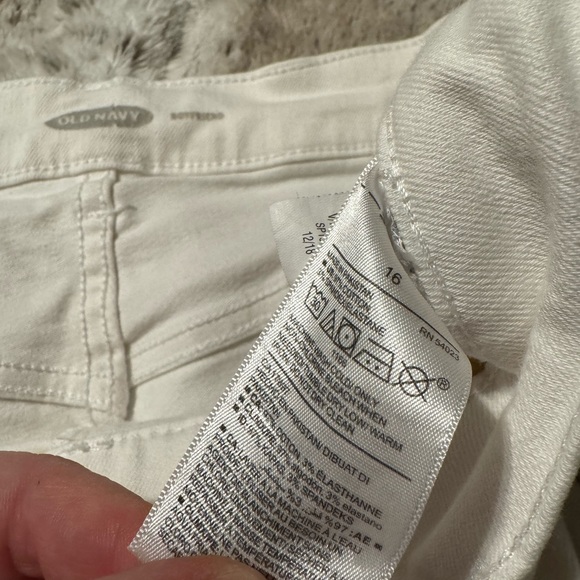 Old Navy White Distressed Denim Boyfriend Shorts - Picture 8 of 9